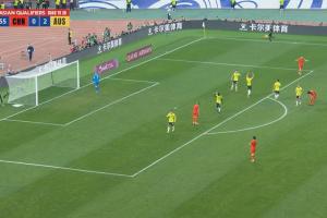 抽筋被换下！张玉宁强行选择远射打高，拜合拉木摊手