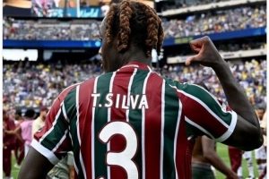 致敬！查洛巴社媒晒交换过来的蒂亚戈-席尔瓦球衣