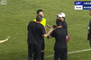 ag体育网站-跪了！梅州禁区倒地没吹后亚泰破门，梅州工作人员激动向主裁下跪