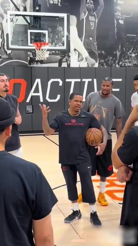 AG体育-杰伦-格林5v5训练视频曝光 流畅突破上篮展现精湛技艺