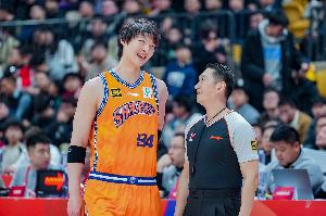 付政浩：沪粤之战肉搏升级 半场犯规频发成比赛焦点