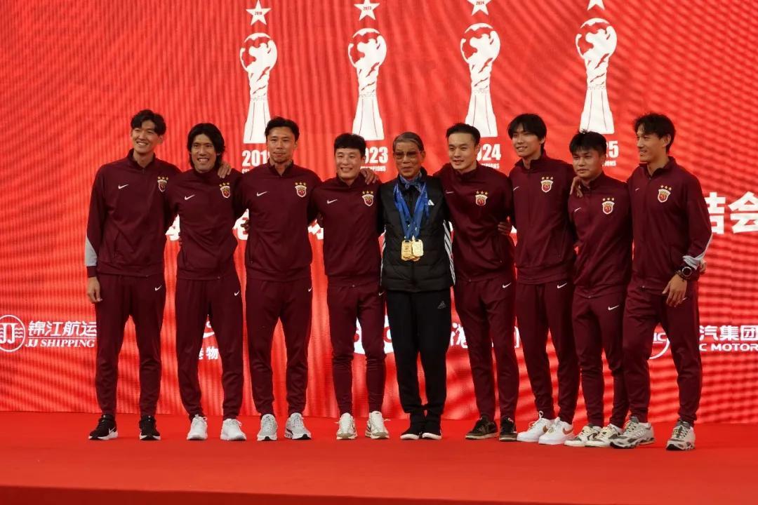 ag体育网站-吕文君回归根宝基地幕后:曾多次与恩师徐根宝进行长时间单独交流